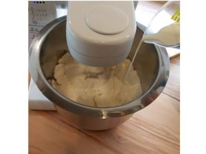 Milch zugeben Boden zuckerfreier Zwetschkenkuchen 6